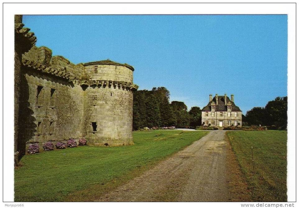 CPM De Cleder   Le Château De Kergournadech Au Fond La Maison Du Garde - Cléder