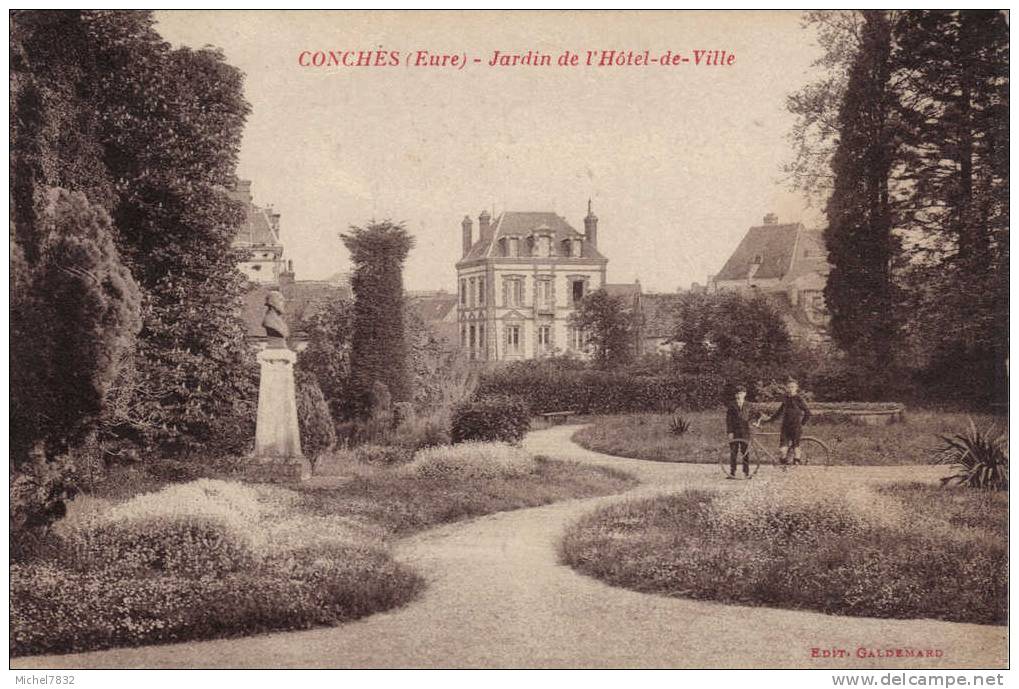 Conches Jardin De L'Hôtel De Ville - Conches-en-Ouche