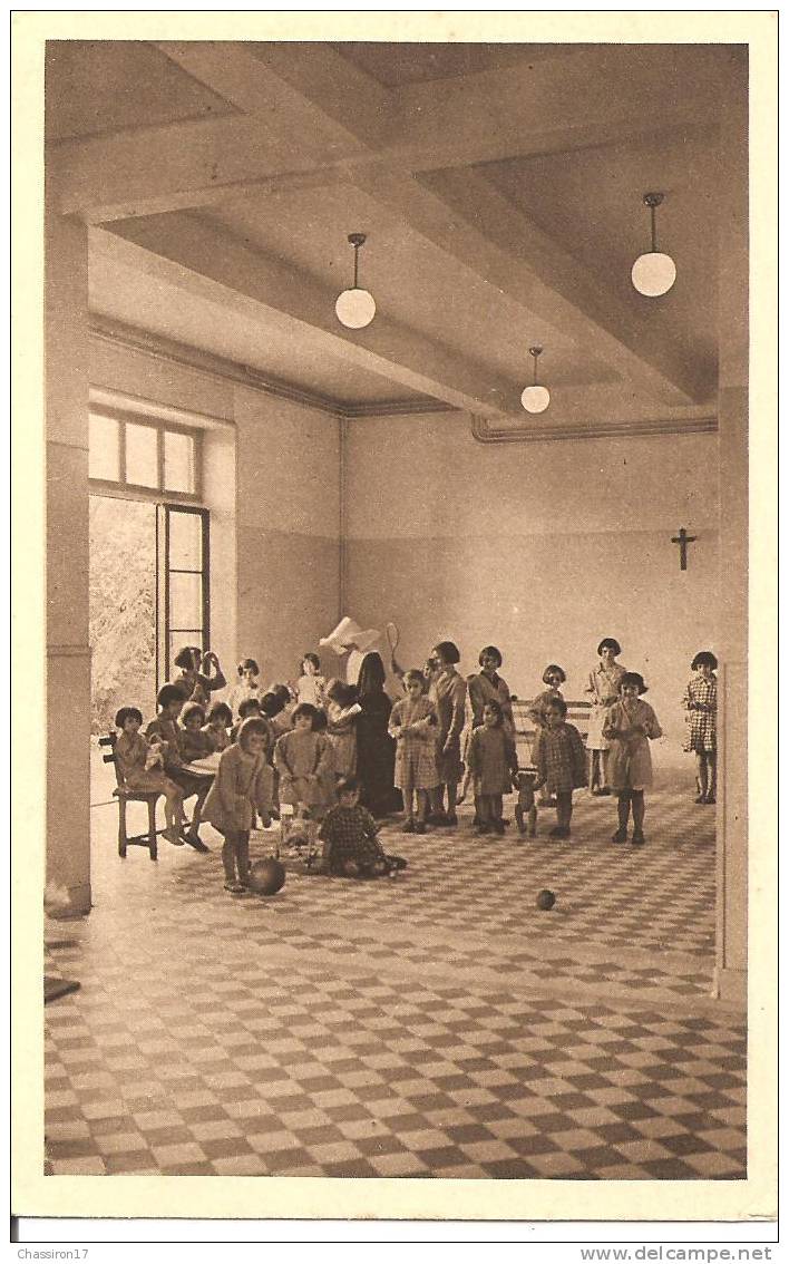 44 -  VARADES  -   Préventorium A. Ricordeau - Salle De Récréation   - Animée Les Enfants Surveillés Par Une Religieuse - Varades