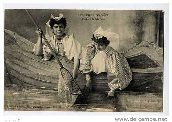 Cpa SABLES D OLONNE Pêche à La Crevette Sablaises Coiffes Costumes Jeunes Filles Barque Epuisette - Lucien Amlaud 1219 - Pays De La Loire