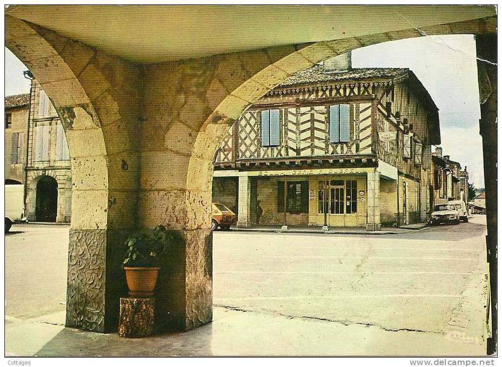DAMAZAN - Place Armand Fallières - Les Arcades - 1984 - Damazan