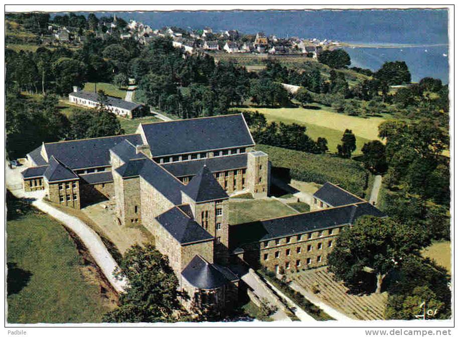 Carte Postale 29. Landevennec  Le Bourg Vue D´avion Trés Beau Plan BT6 - Landévennec