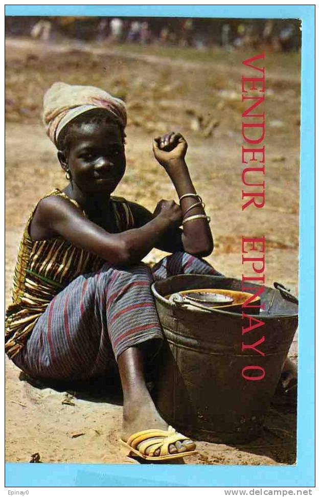 HAUTE VOLTA - Au Marché En Saison Séche Aimable Sourire D'une Petite Vendeuse D'eau - Photo Diavolta - Non Classés