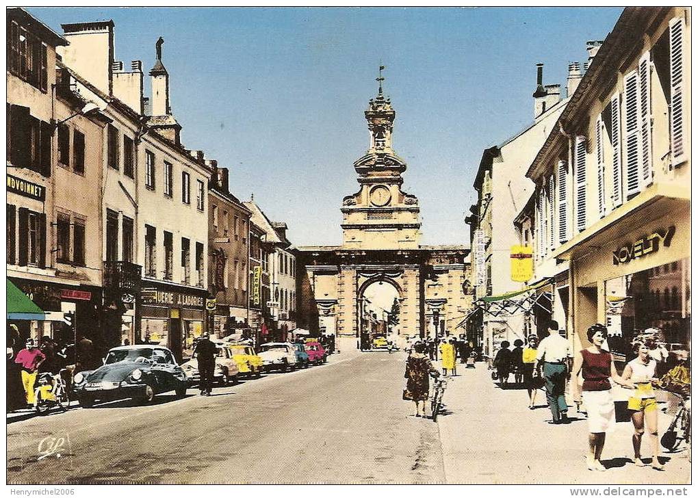 Pontarlier ( Doubs -25 ), Rue De La République Magasins Et Voiture Ds Citroen - Pontarlier