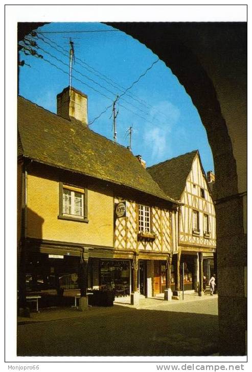 CPM De La Guerche De Bretagne   Les Vieux Porches - La Guerche-de-Bretagne