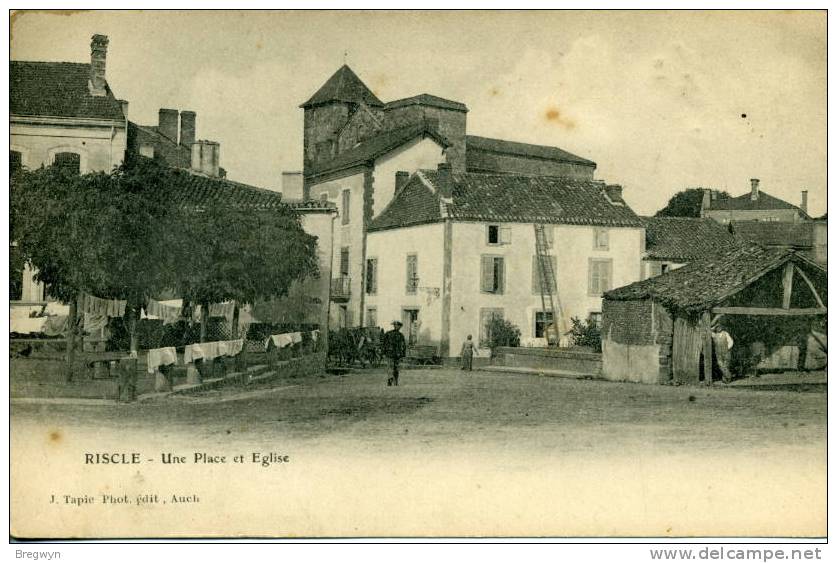 32 - CPA Riscle - Une Place Et Eglise - Riscle