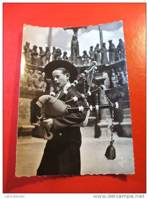 CPSM-THEME FOLKLORE-JEUNES DE  BRETAGNE-MUSIQUE-SONNEUR DE BINIOU DE PLOUGASTEL-DAOULAS-CARTE  EN BON ETAT . - Music