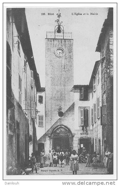 06 // BIOT, L'église Et La Mairie, N° 186, ANIMEE - Biot