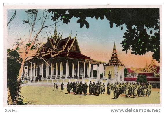 CAMBODGE 172 BONZES DEVANT LA PAGODE D'ARGENT A PHNOM PENH - Cambodge