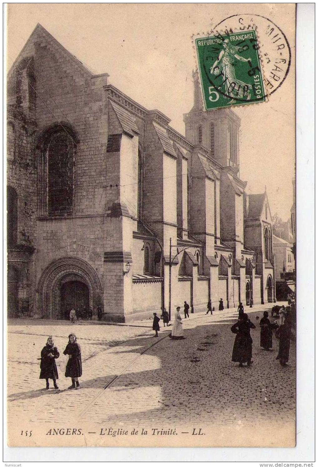 ANGERS...CPA...TRES ANIMEE L´EGLISE DE LA TRINITE - Angers