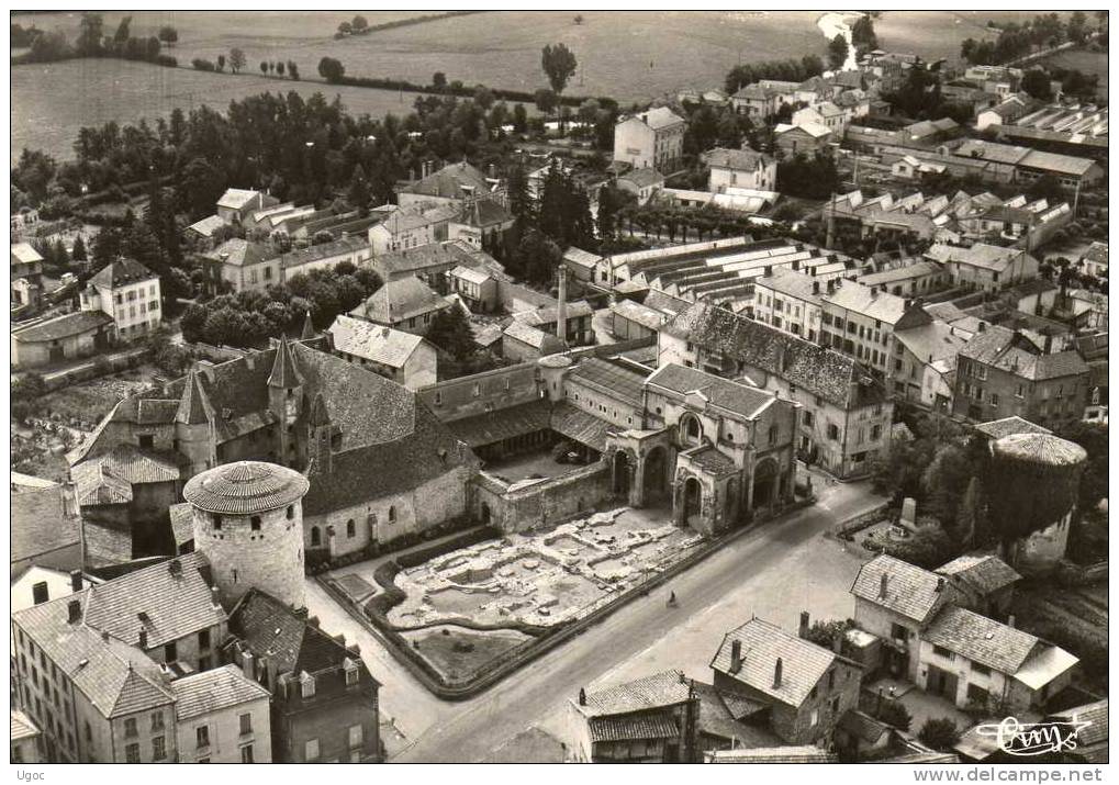 CPSM -42- LOIRE- CHARLIEU-Abbaye Bénédictine (Xiie S.) - Vue Aérienne  . 518/3 - Charlieu