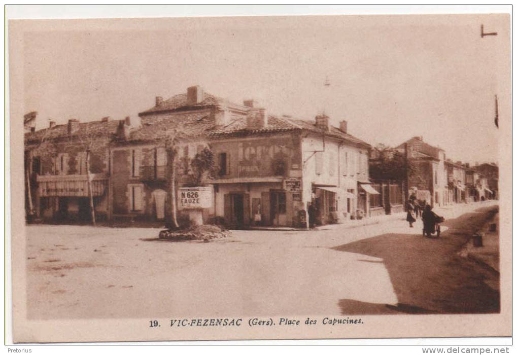 *** DEPT 32 / VIC FEZENSAC - PLACE DES CAPUCINES *** - Vic-Fezensac