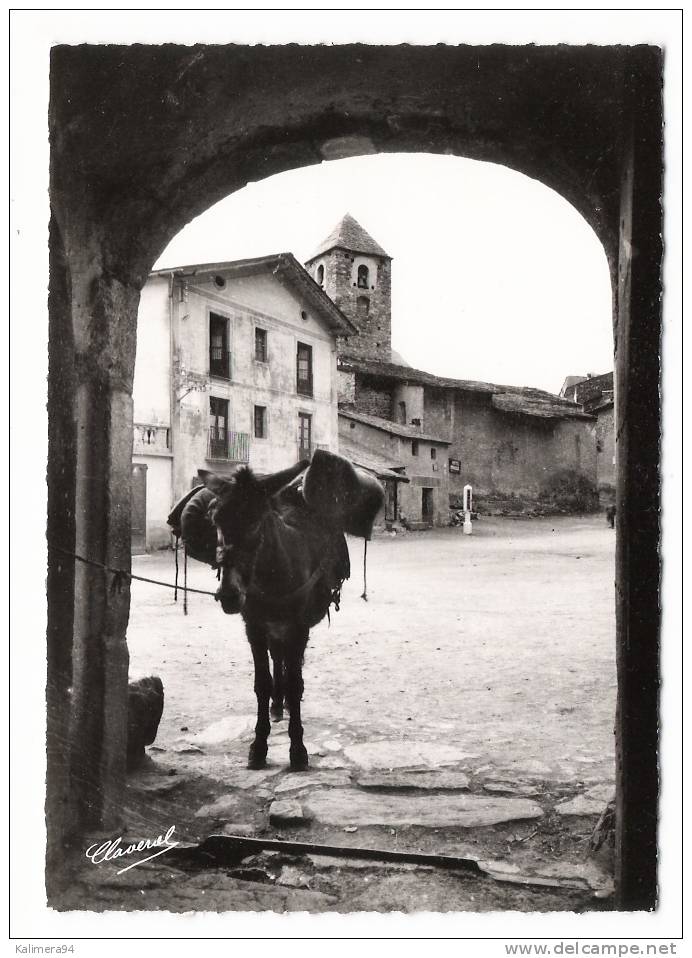 VALLEES  D' ANDORRE  /  ANDORRE-LA-VIEILLE  /  PLACE  TYPIQUE  ( Avec âne Chargé Et POMPE à ESSENCE Au Loin ) /  N° 218 - Andorre