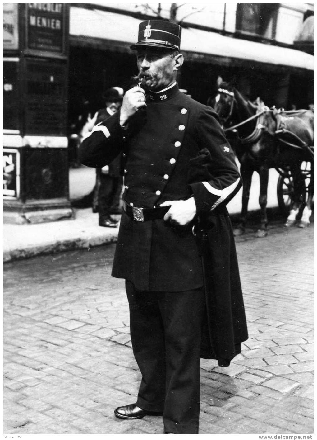 PARIS 1900 REPRODUCTION * NUMER 44 VINGT DEUX GENDARME POLICIER CHOCOLAT MEUNIER - Policia – Gendarmería