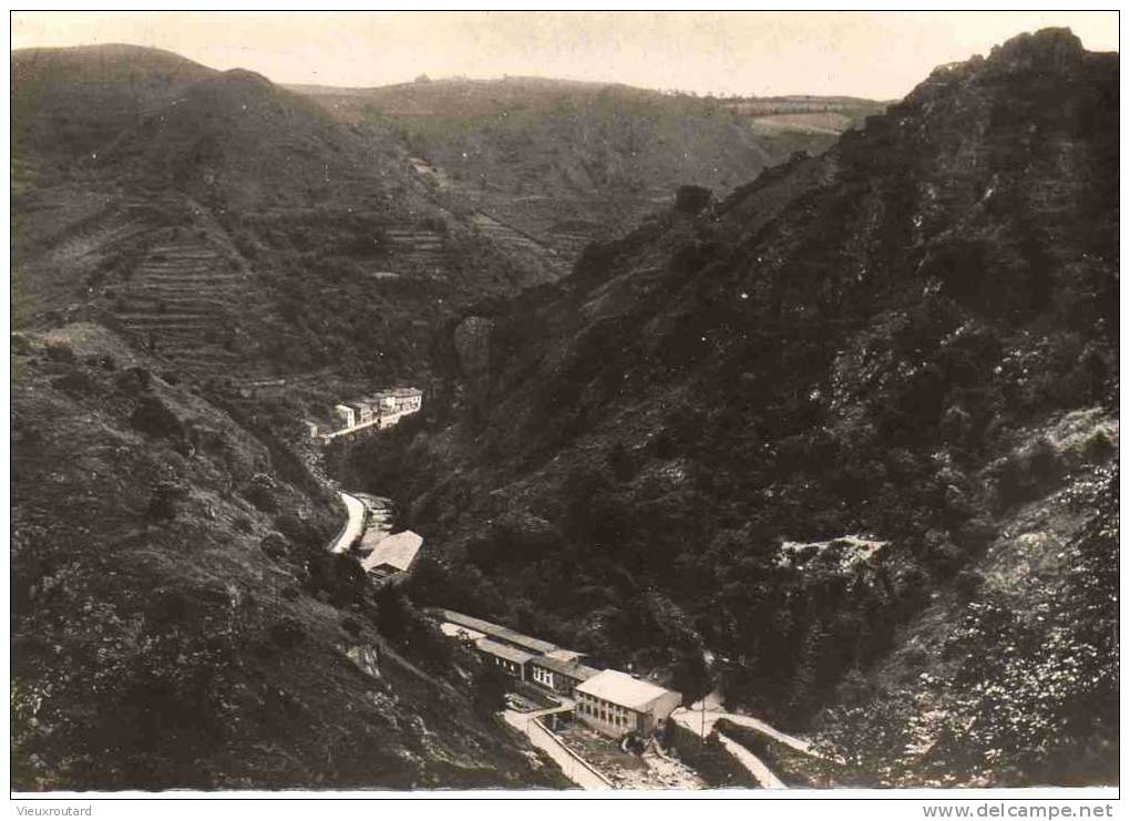 CPSM. MAZAMET. ROUTE DES USINES DANS LA GORGE. DENTELLEE. - Mazamet