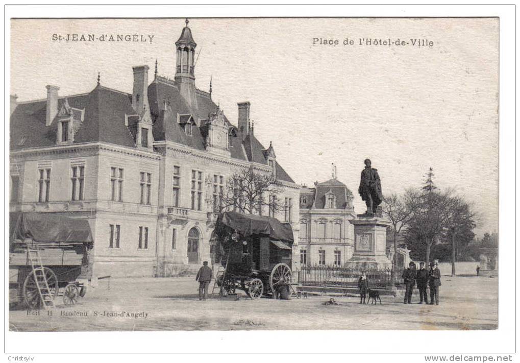 17 CPA ST JEAN D'ANGELY Place De L'Hôtel De Ville, Belle Animation; - Saint-Jean-d'Angely