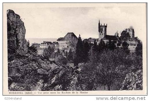 Morestel - Vue Prise Entre Les Rochers De La Manine - Morestel