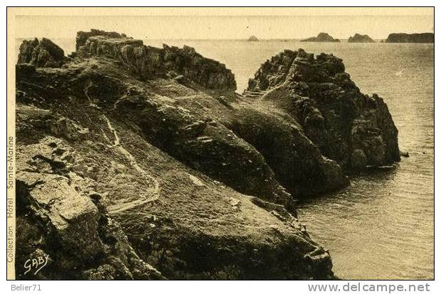 29 / Crozon-Morgat. Château De Dinant. Au Loin Les Tas De Pois - Crozon