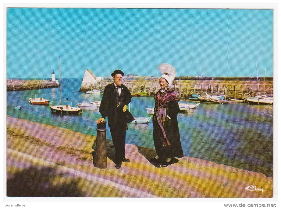 50 -"Le P'tit Capé D'Brix". Scène Normande - Normands Sur Le Port De SAINT VAAST LA HOUGUE - Saint Vaast La Hougue