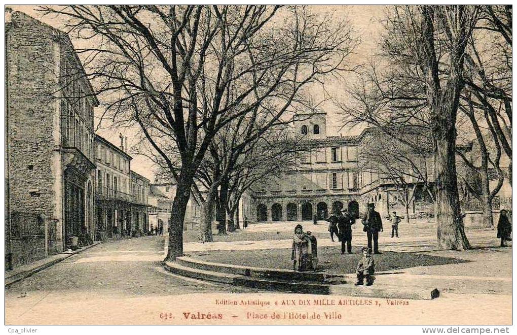 84 VALREAS Place De L'Hotel De Ville, Mairie, Animée, Ed DMA 612, 1928 - Valreas