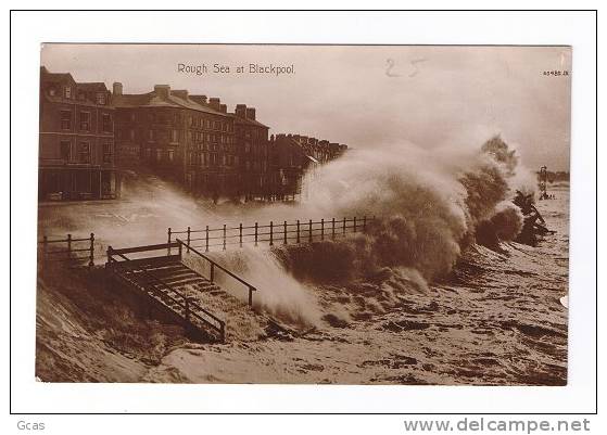 Rough Sea At Blackpool (carte Photo) - Blackpool