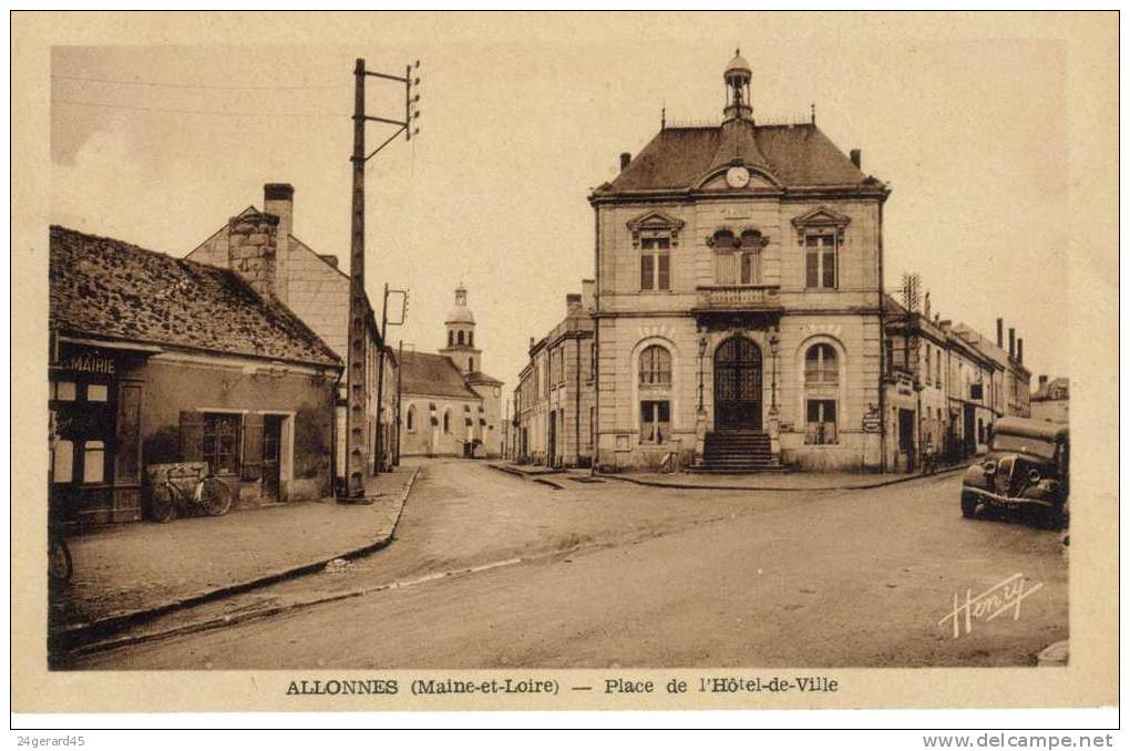 CPSM ALLONES (Maine Et Loire) - Place De L´hôtel De Ville, Belle Vue Mairie à Gauche, Véhicule à Droite - Allonnes