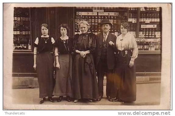 CPA CARTE DE PHOTO A IDENTIFIER DEVANT UN MAGASIN DE VIN ALCOOL RHUN VINS - To Identify