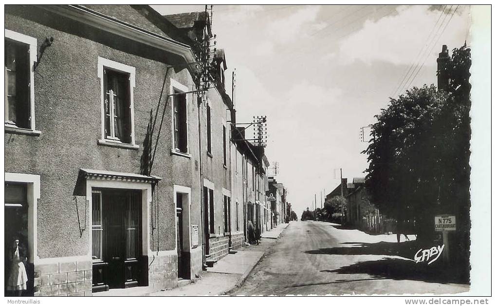 (44) DERVAL, Rue Chateaubriant,  Jamais  Voyagée - Derval