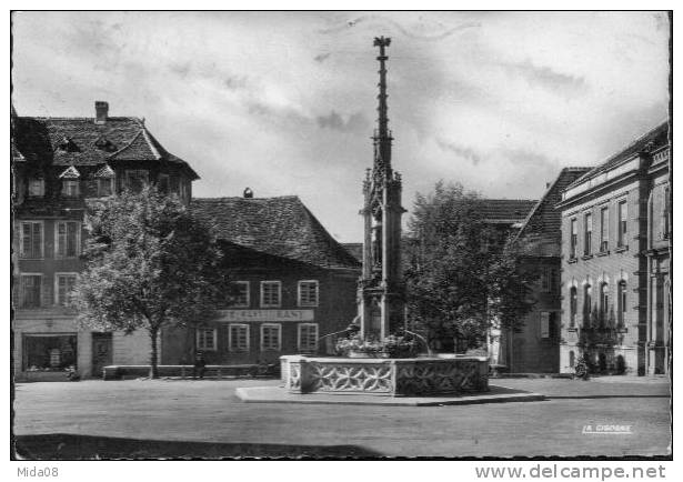 68. ALTKIRCH.  PLACE DE LA REPUBLIQUE.  FONTAINE DE 1857.  Cafe Restaurant  A LA CIGOGNE. - Altkirch