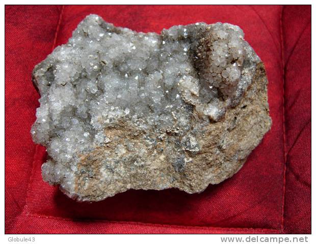 QUARTZ BRILLANT SUR GANGUE CALCAIRE 7,5 X 5,5 Cm CELLES/BELLE - Minéraux