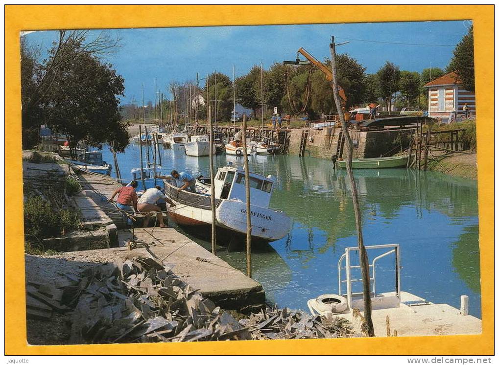 LA TREMBLADE Ch. Mar. N° 22 - Le Canal Et Les Installations Ostréicoles - Animée Bateau Pêche Golfinger - La Tremblade