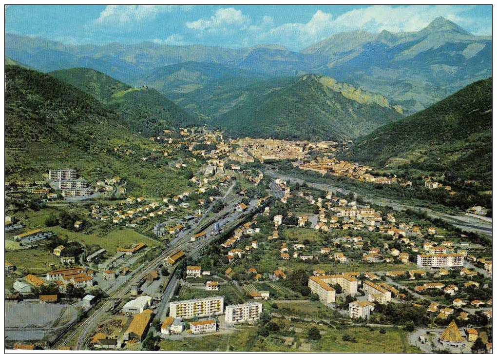 ALPES DE HAUTE PROVENCE. DIGNE. LA VILLE DANS SON CADRE DE MONTAGNES - Digne