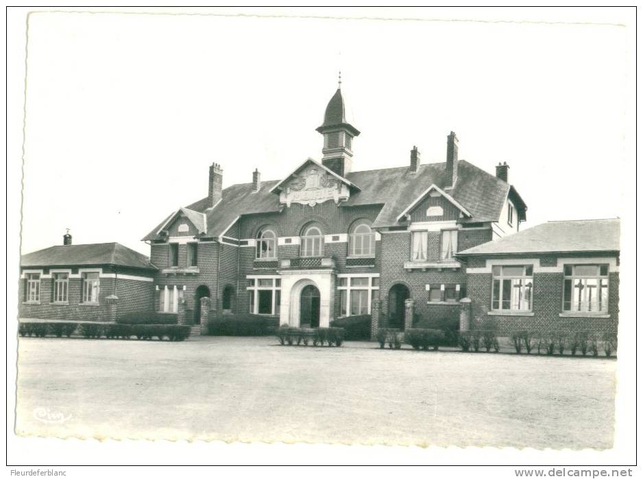 LASSIGNY (60) - CPSM -  Place De La Mairie - Lassigny