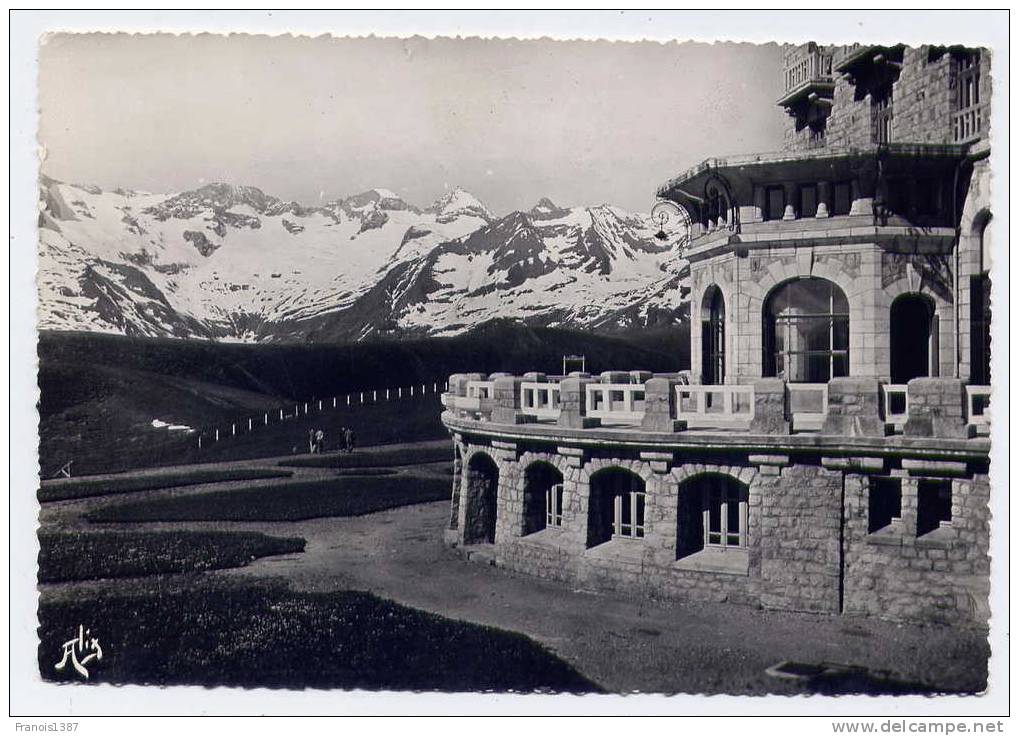 Ref 151 - SUPERBAGNERES - Terrasse De L'Hôtel - Vue Sur La Chaîne Des Pyrénées - 1953  (carte Semi-moderne Grand Format) - Superbagneres