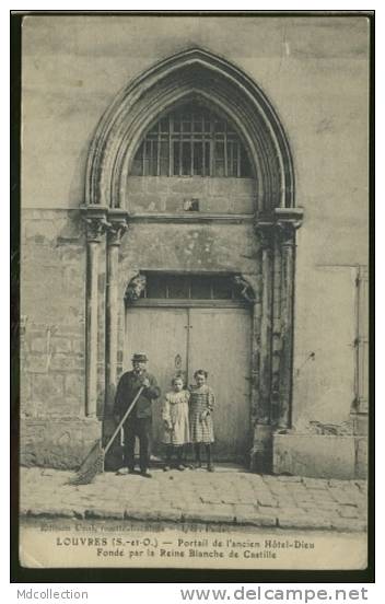 95 LOUVRES   Portail De L'ancien Hôtel-Dieu Fondé Par La Reine Blanche De Castille - Louvres