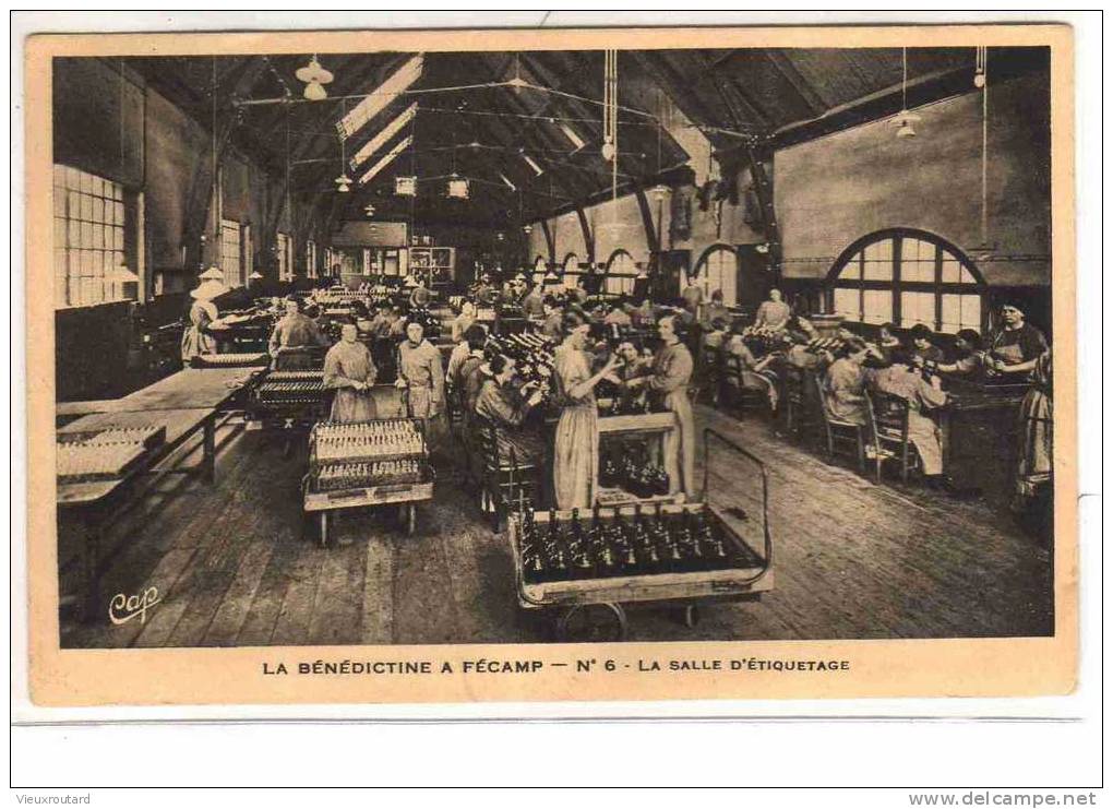 CPA. TRES ANIMEE. LA BENEDICTINE A FECAMP. N° 6 . LA SALLE D'ETIQUAGE. - Industrie