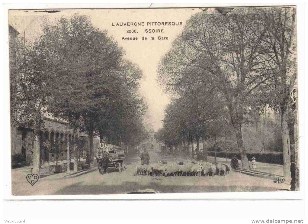 CPA.  TRES ANIMEE. ISSOIRE. AVENUE DE LA GARE. CHARETTE ET MOUTONS. DATEE 1917. - Issoire