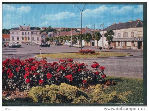 OISE - Montataire : La Place De La Mairie - Montataire