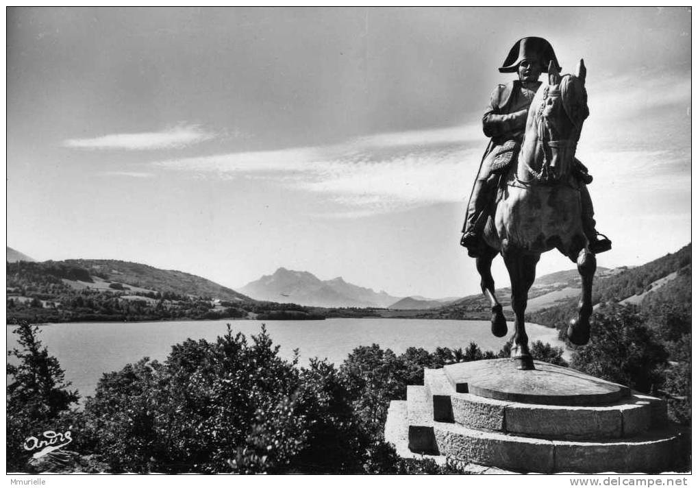 ISERE-LAFFREY Le Monument De Napoléon Le Lac Et Au Fond L'Obiou-MB - Laffrey