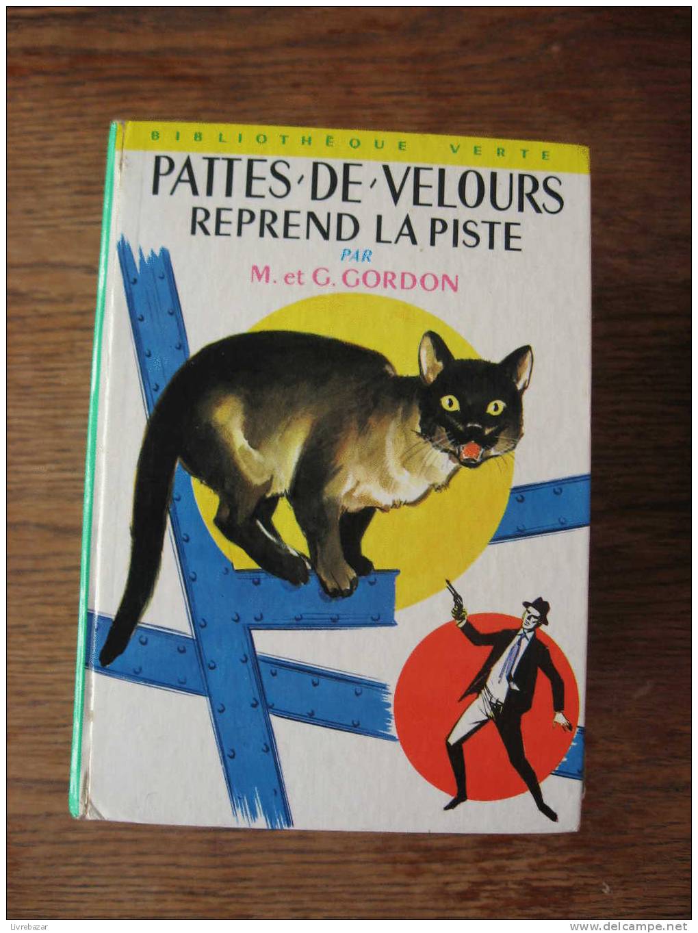 PATTES DE VELOURS REPREND LA PISTE - Bibliotheque Verte