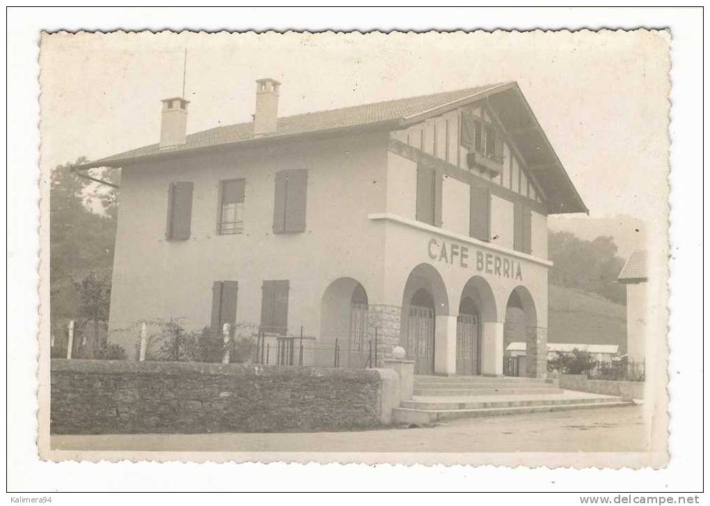 BASSES-PYRENEES  /  MAULEON  /  DEVANTURE  DU  CAFE  BERRIA  /  CARTE-PHOTO , Tirage Argentique  ( Vers 1940 ) - Mauleon Licharre