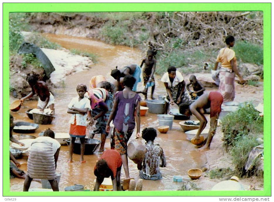 BURKINA FASO - COMOE - FEMMES ET JEUNES FILLES LAVANT LES VÊTEMENT À LA RIVIÈRE - SINDOU - - Burkina Faso