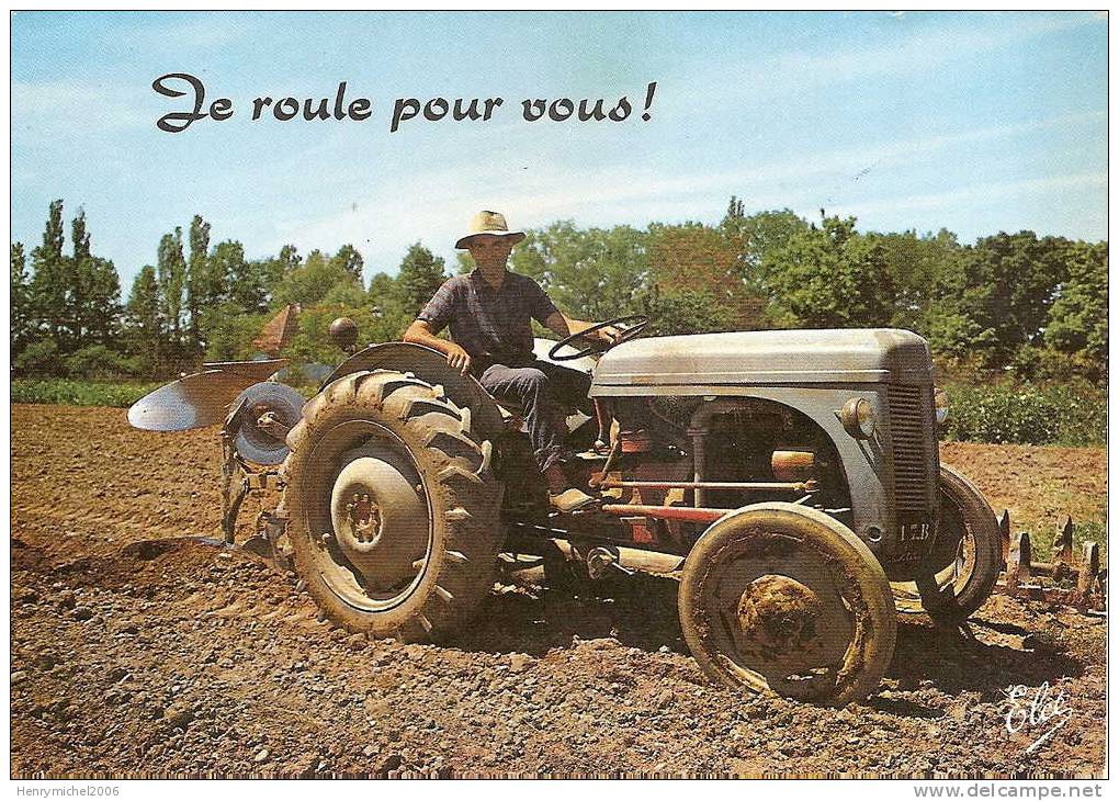 Paysans Conduisant Un Tracteur - Farmers