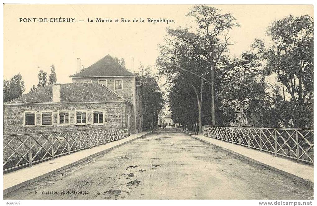 RARE CARTE POSTALE  PONT DE CHERUY  ISERE  La Mairie Et La Rue De La Republique - Pont-de-Chéruy