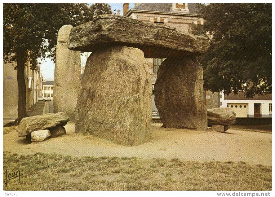 Dolmens Saint Naziare - Mégalithe - Dolmen & Menhire