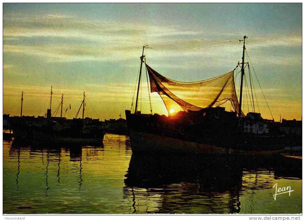 CPSM. COUCHER DE SOLEIL. LE PORT RASSEMBLE LA FLOTTILLE POUR LE BON REPOS DE LA NUIT...DATEE 1968. - Controluce