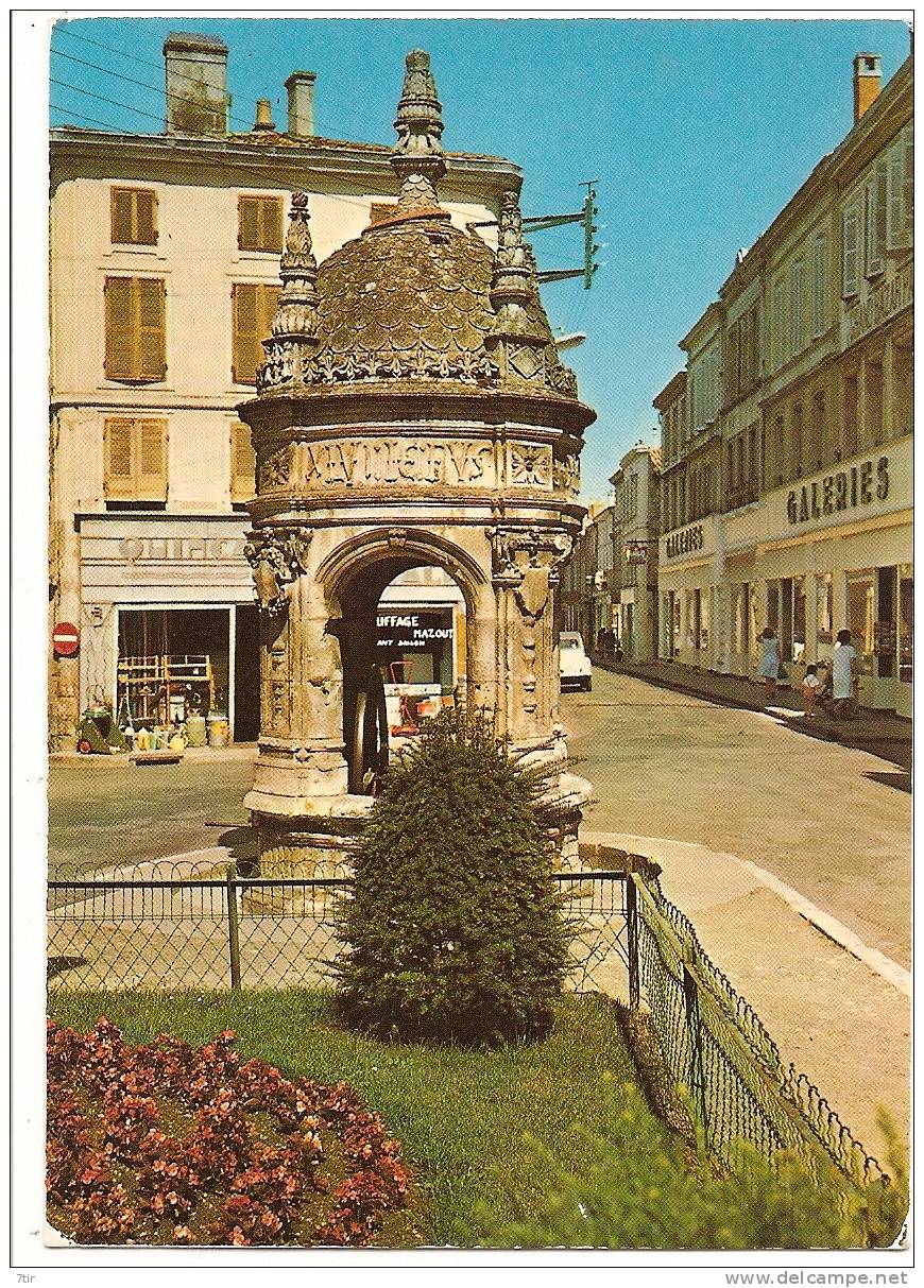 La Fontaine Du Pilori à SAINT JEAN D'ANGELY (Voir Commentaires) - Saint-Jean-d'Angely