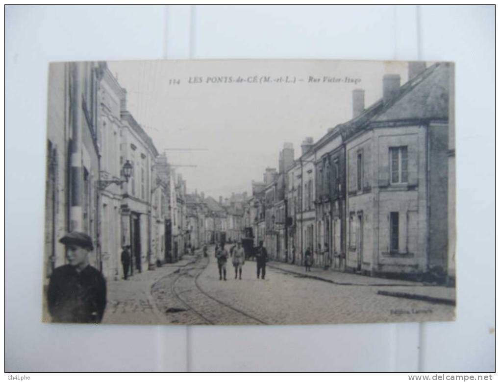 LES PONTS DE CE / RUE VICTOR HUGO / BELLE ANIMATION DE RUE / MILITAIRES ET LIGNE DE TRAMWAY - Les Ponts De Ce