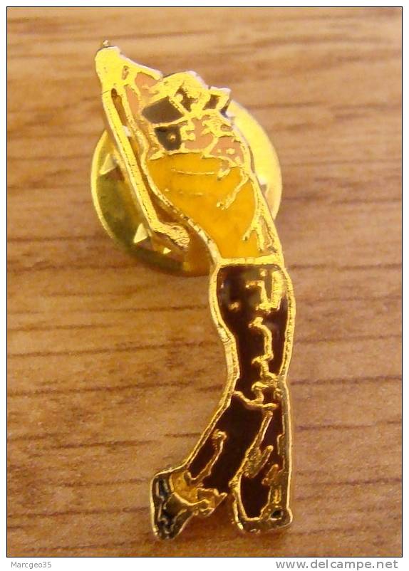 Pin's Golf, Golfeur, T-shirt Jaune - Golf