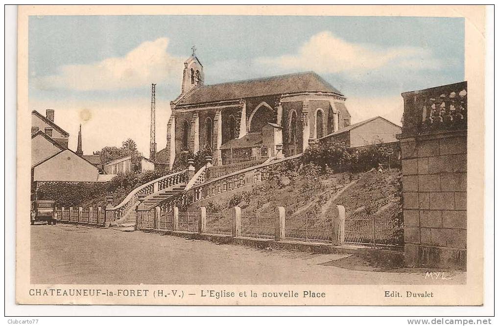 Châteauneuf-le-Forêt (87) : L'église Et La Nouvelle Place Environ 1920 (animée, Voitures). - Chateauneuf La Foret